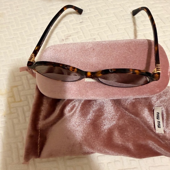 Miu Miu Miu Regard with mirrored lenses  Sunglasses with the Velvet Pink Case main image 9